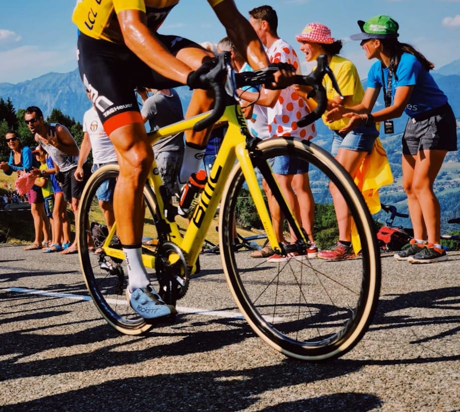 Cycliste maillot jaune Tour de France au col du Tourmalet Pyrénées